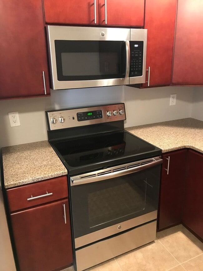 Building Photo - Crestwood 2 bed + Loft Large Condo Availab...