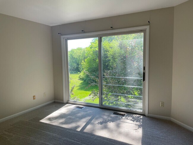 Building Photo - 2 Bed/1.5 Bath Condo Close to UIHC!