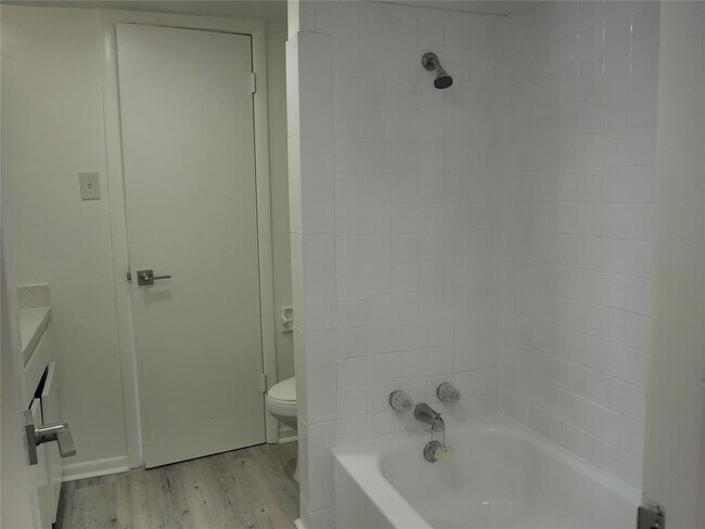 Building Photo - 4910 Saxon Dr