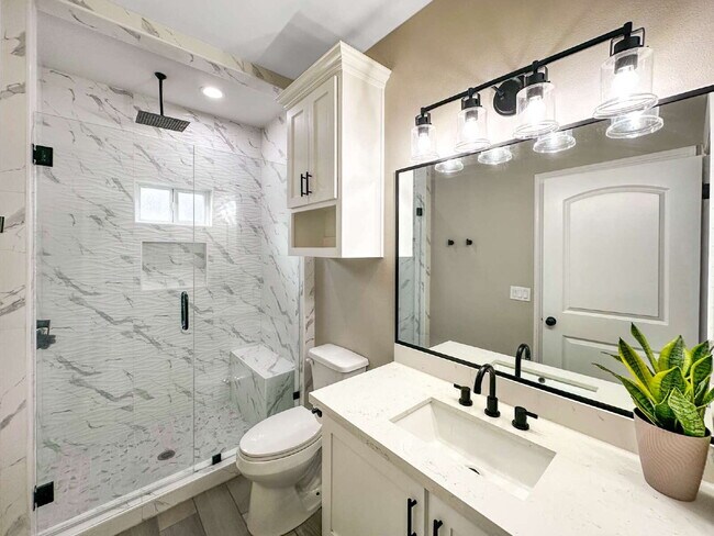 Building Photo - "Luxurious 4-Bed Oasis with Pool & 3.5 Baths in McAllen's Prime Locale!"
