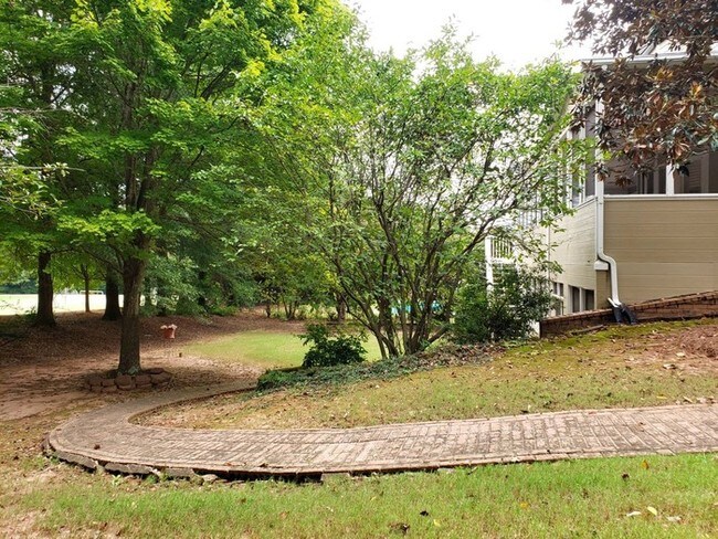 Building Photo - Johns Creek Beauty