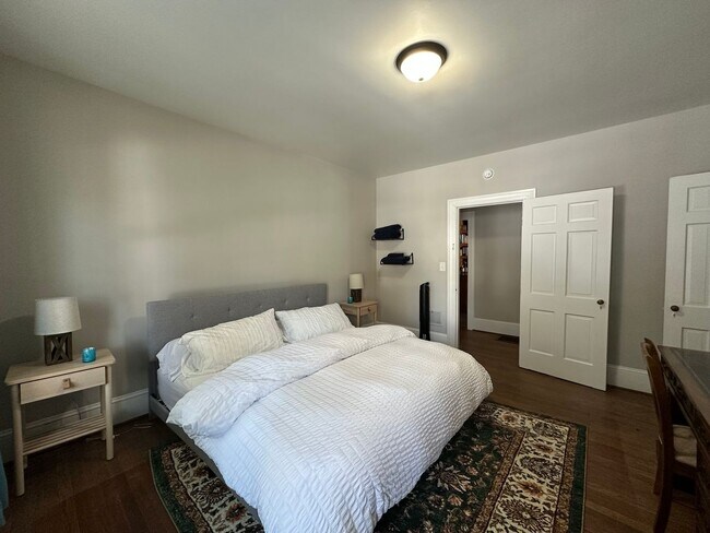 Building Photo - Fully Furnished 3 Bed 2 Bath Home