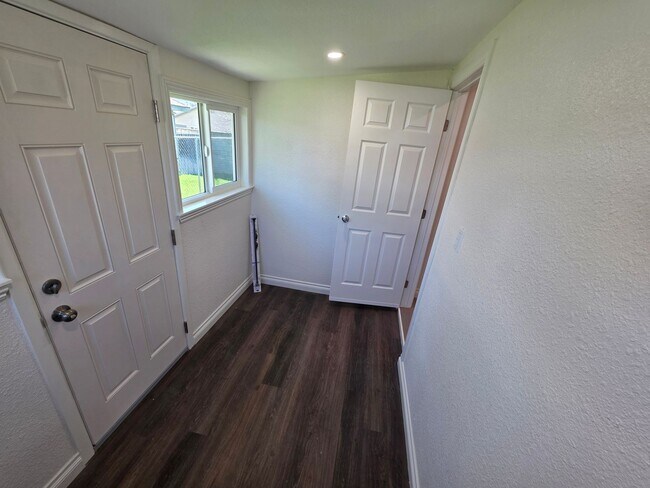 Building Photo - LOOKS JUST LIKE NEW