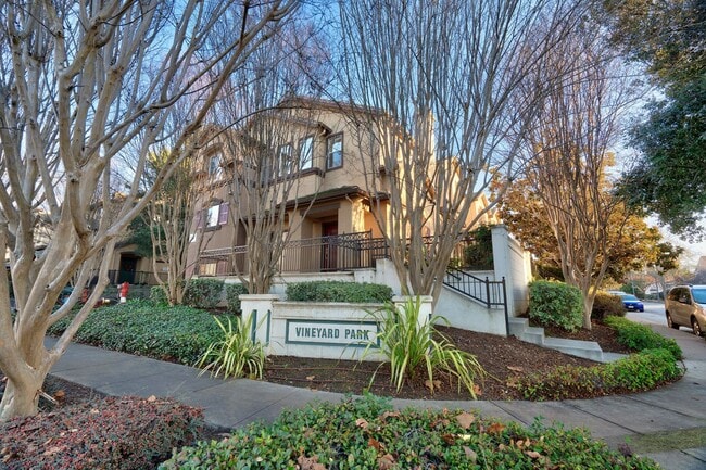 Building Photo - UPGRADED TOWNHOME OFFERS UTMOST CONVENIENCE