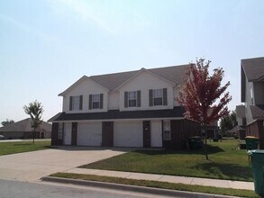 Building Photo - 870 Meadowlands Dr