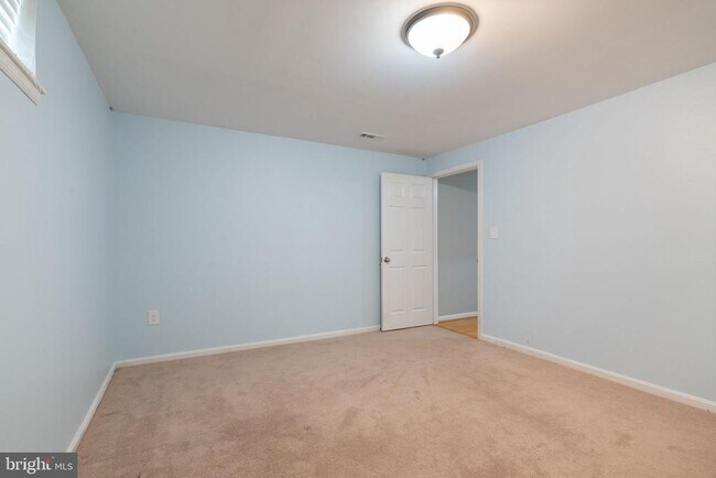 Building Photo - 8527 Silverview Dr