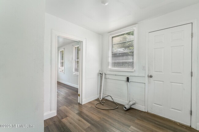 Building Photo - 1018 W 23rd St