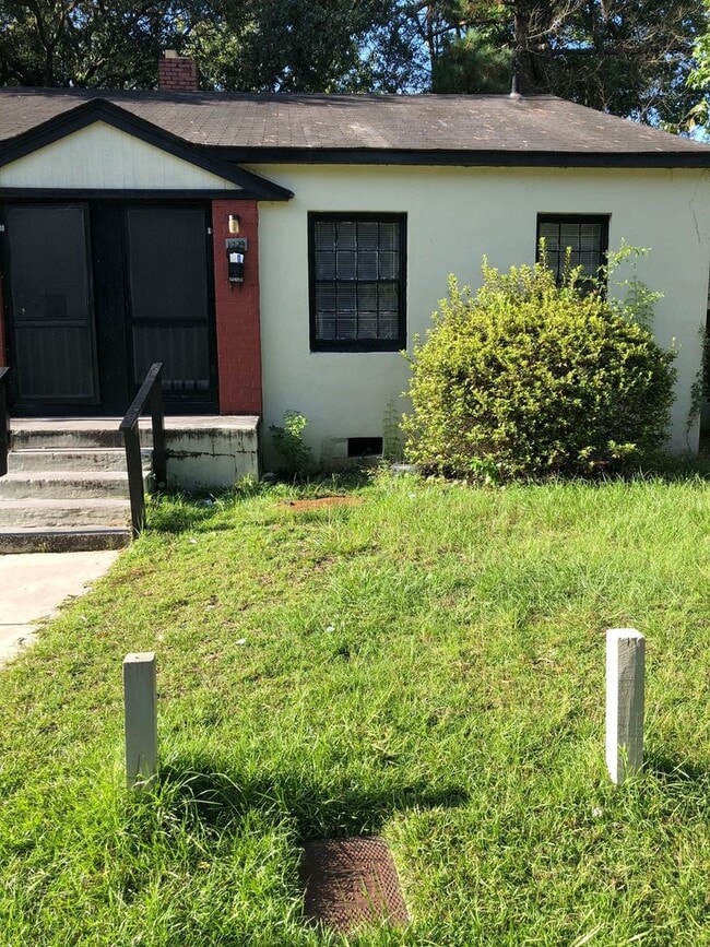 Building Photo - Two-bedroom One bath on East 55th