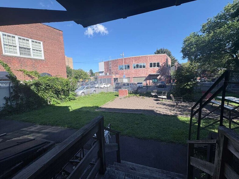 Building Photo - 135 Howe St