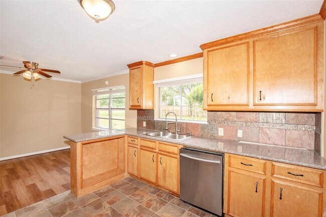 Building Photo - 2569 Cliff Dr
