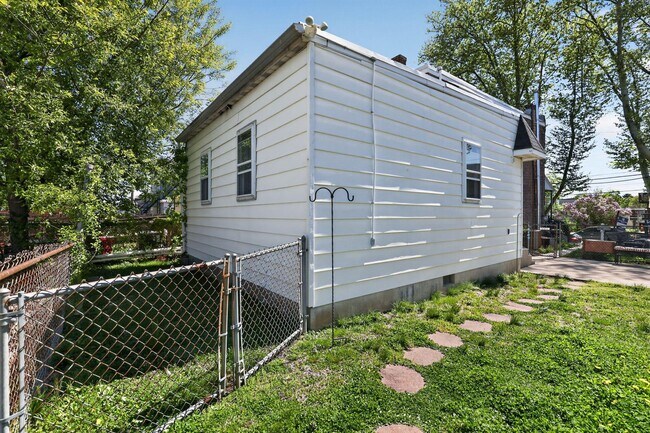 Building Photo - 47 E Madison Ave