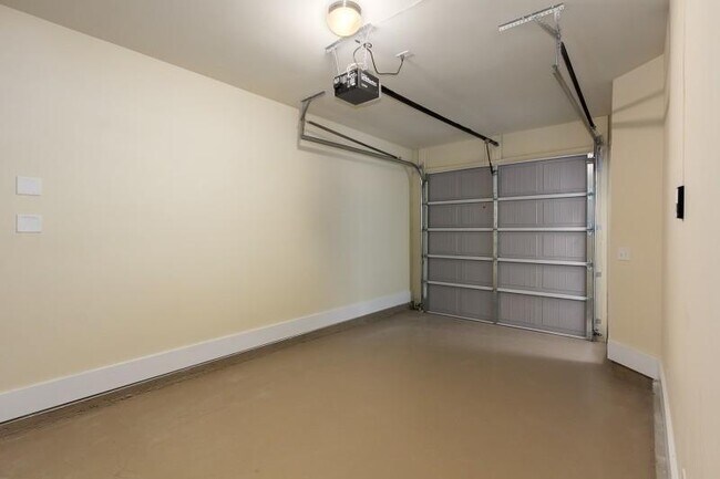 Building Photo - 2189 Old Georgian Terrace