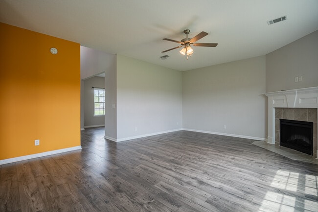 Building Photo - 418 Huntington Dr
