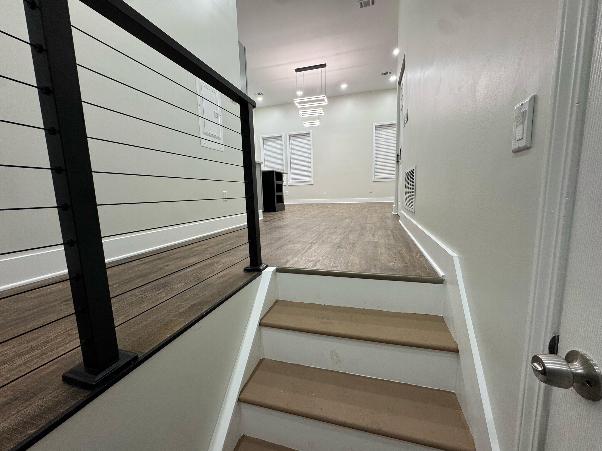 Building Photo - 319 E Main St