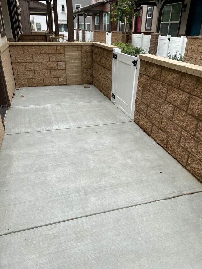 Building Photo - Beautiful 3 bed, 3 bath home in new community!