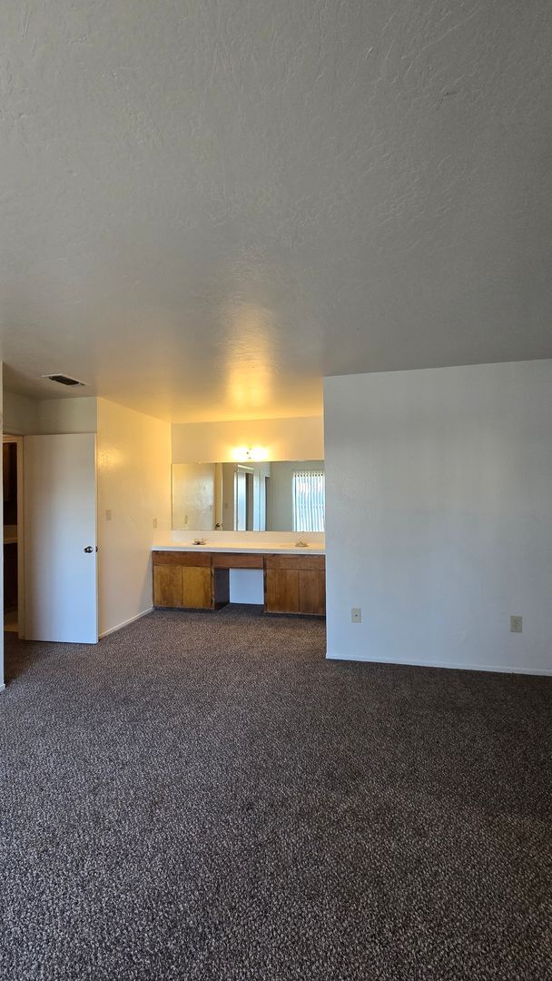 Building Photo - 7008 N Half Moon Dr