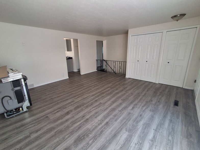 Building Photo - 203 W Amherst Ct