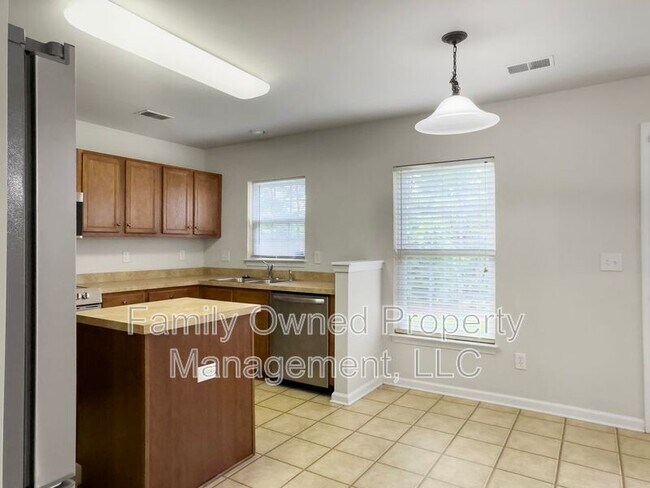 Building Photo - 8753 Red Oak Dr