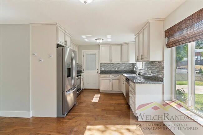 Building Photo - Your Modern, Spacious Retreat Close to Dow...