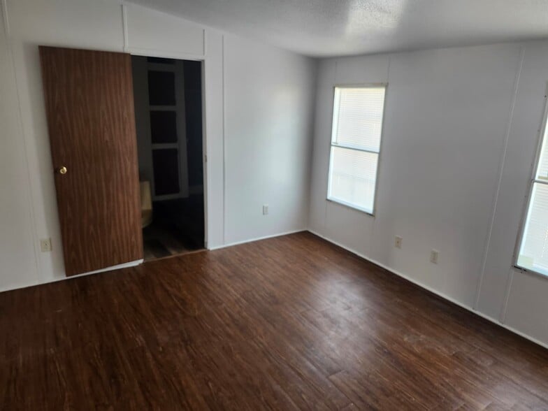 Building Photo - 9611 SW 82nd Ave