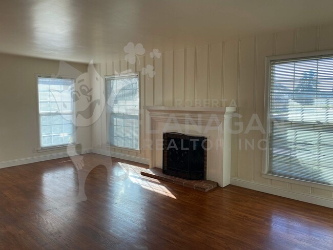 Building Photo - 2 Bedroom/ 1 Bathroom home.