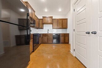 Building Photo - 1912 Caspian Trl