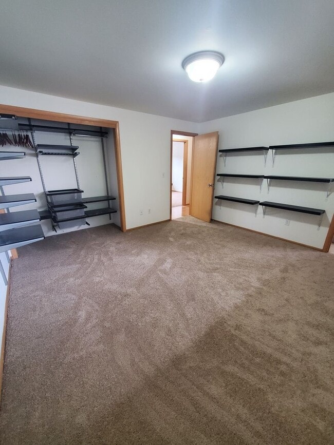 Building Photo - **Apply by 10/15 for 2 Weeks Free Rent** K...