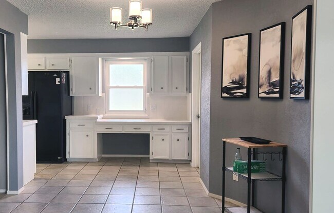 Building Photo - Fully furnished 4-bed, 2.5-bath