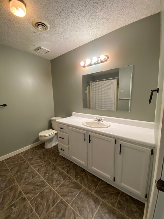 Building Photo - 619 W Edgewood St