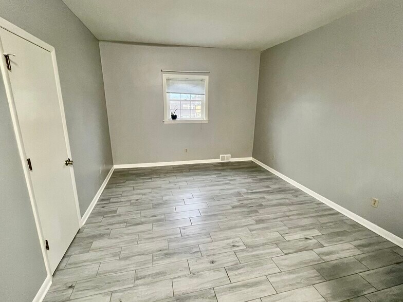 Living Room - 2422 Ligonier St