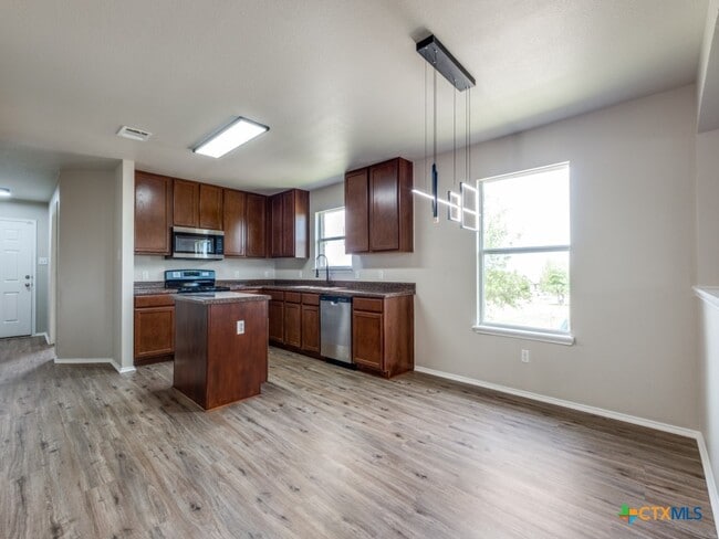 Building Photo - 204 Pine Arbol