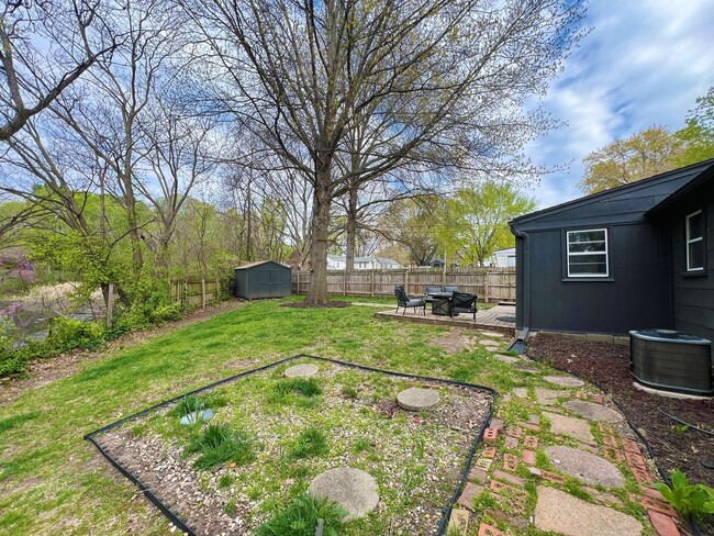 Building Photo - Stylishly Renovated Shawnee Home – Move-In...