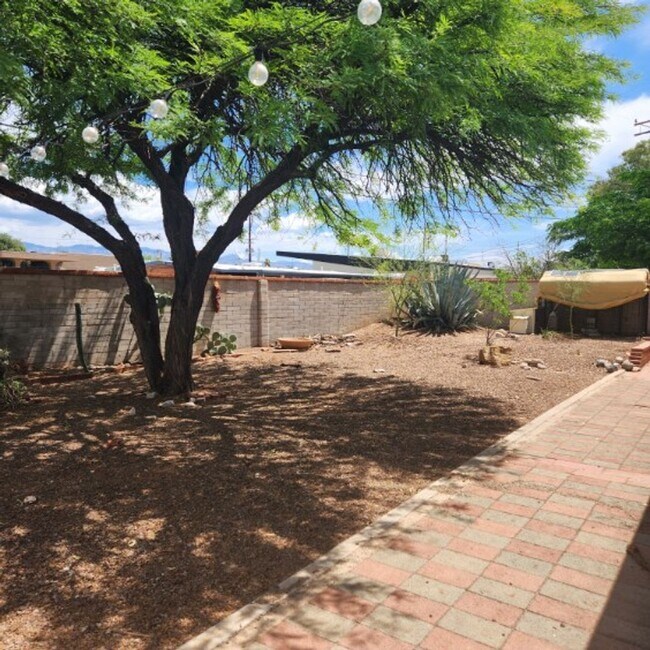Building Photo - $1,995.00 Love this Midtown Midcentury 3 b...