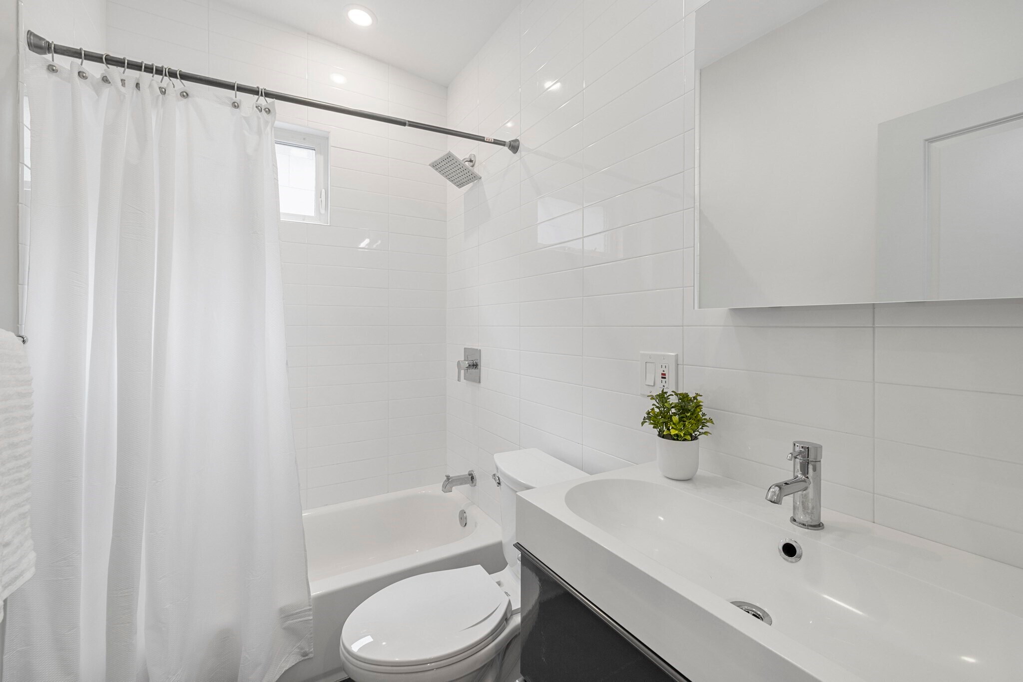 Building Photo - 338 Hurley St