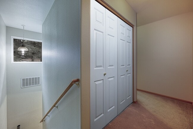 Building Photo - Fully Furnished Running Y Townhouse