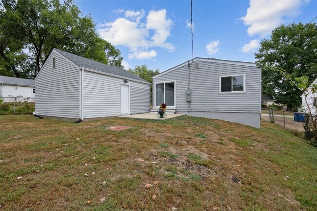 Building Photo - 417 Chamberlin Dr