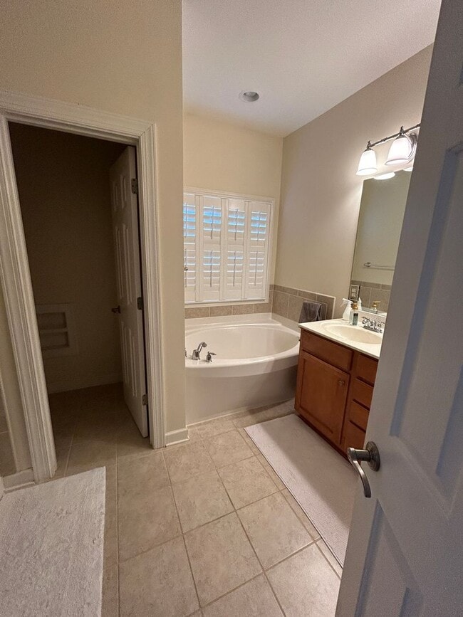 Building Photo - Spacious 3-Story Townhome Near Crabtree – Available January 15