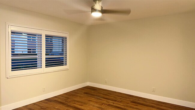 Building Photo - 12 NE 19th Ct