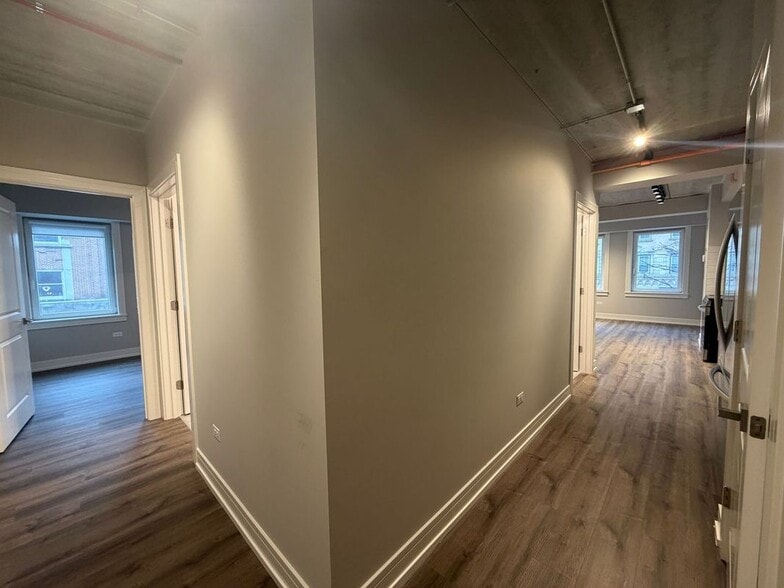 Building Photo - 952 W Carmen Ave