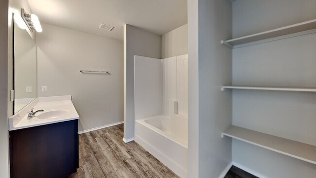 Building Photo - Very Nice 3 Bedroom House in Yukon Schools