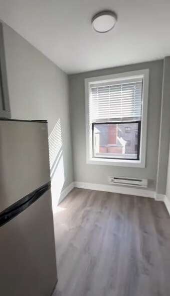 Building Photo - 515 W Belmont Ave