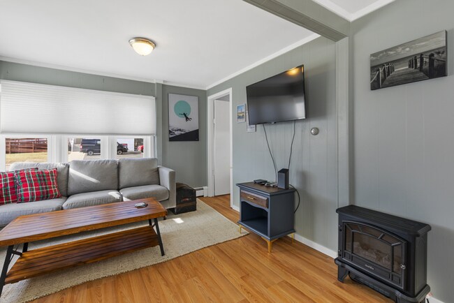 Building Photo - WINTER RENTAL Fully Furnished 2 Bedroom Co...
