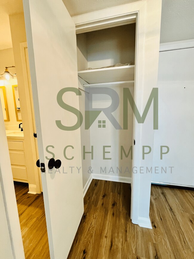 Building Photo - Remodeled one bedroom condo off Gardiner Lane with laundry and pool access!