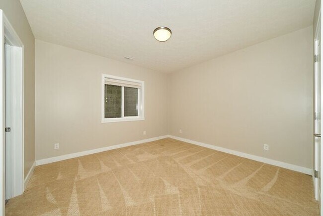 Building Photo - Beautiful 5 Bedroom With Finished Basement in Fishers