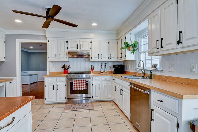 Building Photo - Spacious Ranch in Hickory