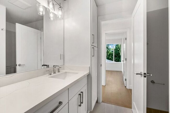 Building Photo - Fresh AIR CONDITIONED Arbor Lane Beauty!