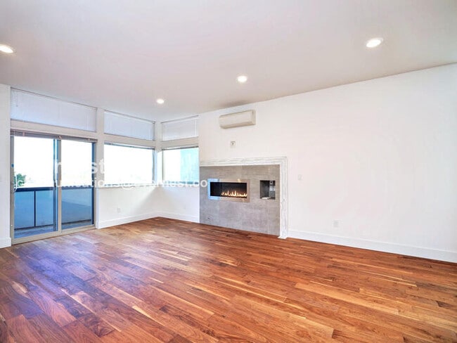 Building Photo - 2618 Eastlake Ave E