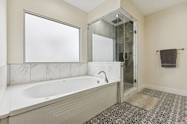 Building Photo - 303 Pendleton Ave