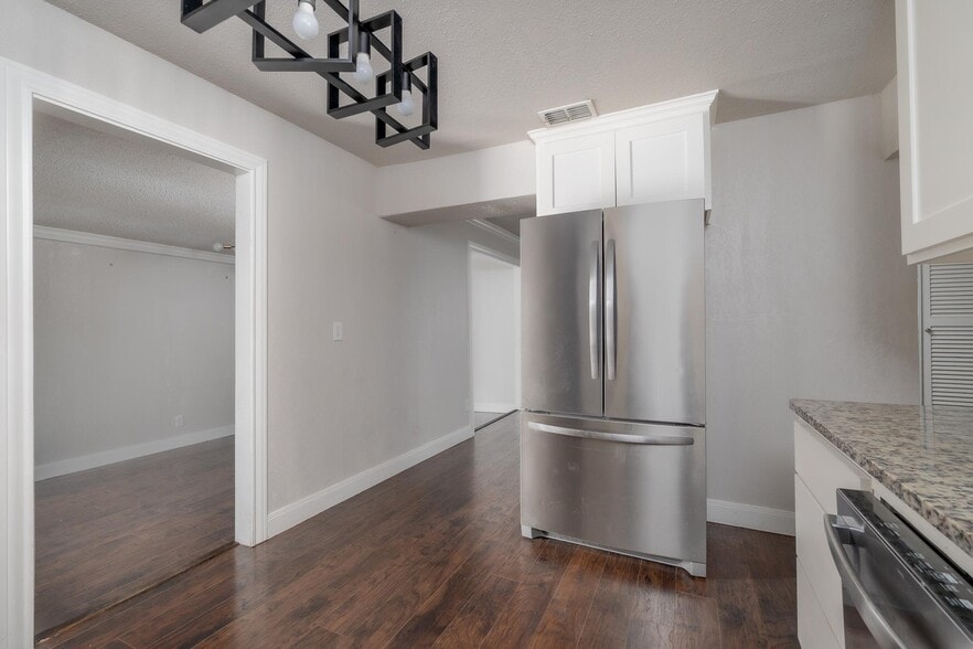 Building Photo - 3042 S 28th St