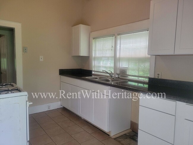 Building Photo - ENJOY THE PRESTIGE OF THIS CHARMING HOME I...
